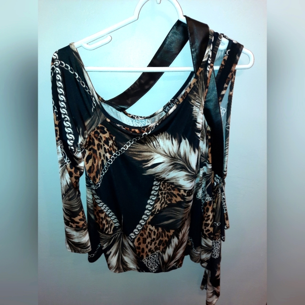 Venus size 1x asymmetrical unique style blouse with arm sleeve EUC